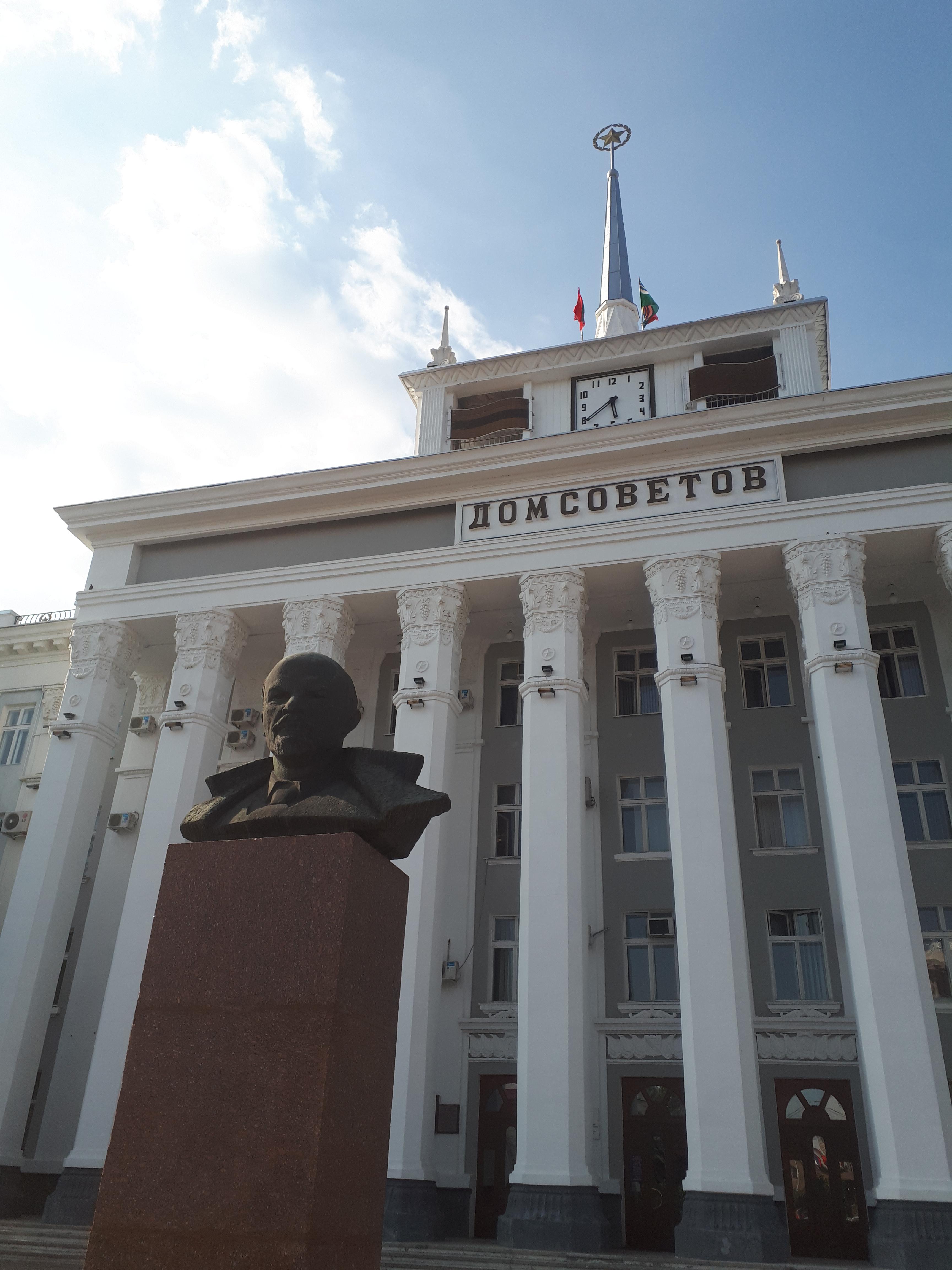 트란스니스트리아 티라스폴 소비에트 의회 건물과 레닌 동상