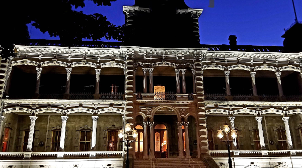 이올라니-궁전-야간-모습-사진
