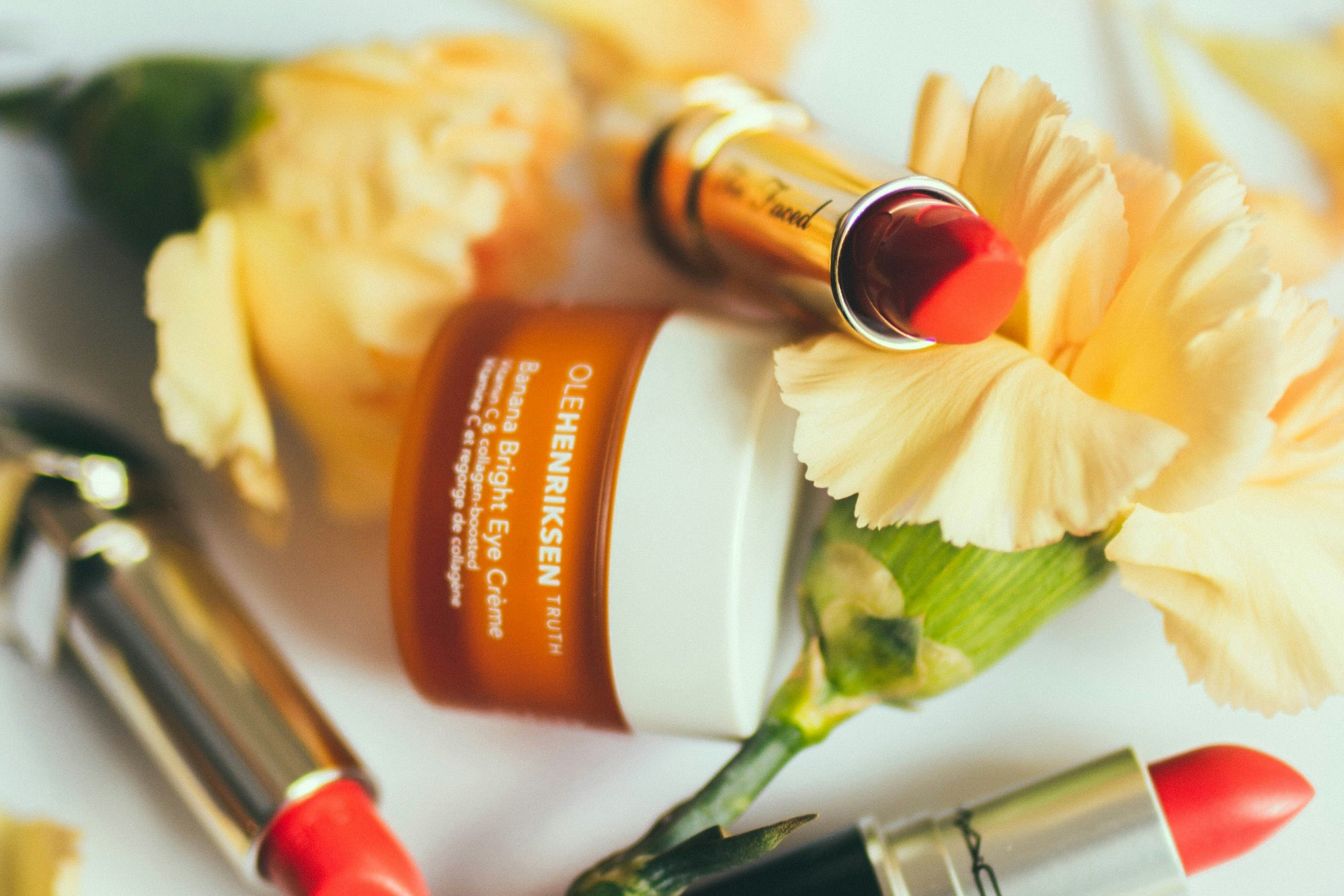 초록빛 식물과 어우러진 깨끗한 화장품 유리병, 자연친화적인 무드