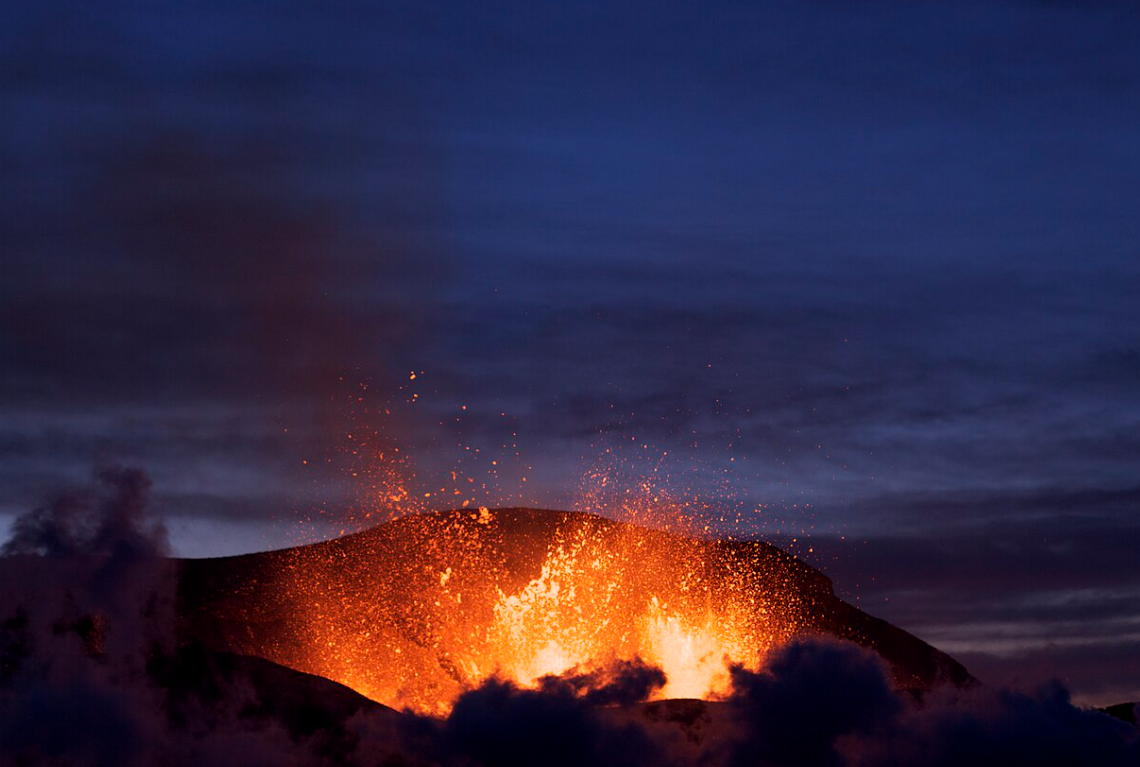 분화하는 화산의 사진