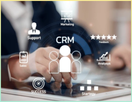 CRM 개념. 고객 관계 관리, 비즈니스 네트워크 구조 및 가상 화면의 사업가 터치 사람 아이콘 조직 비즈니스의 마케팅 전략을 나타냄.