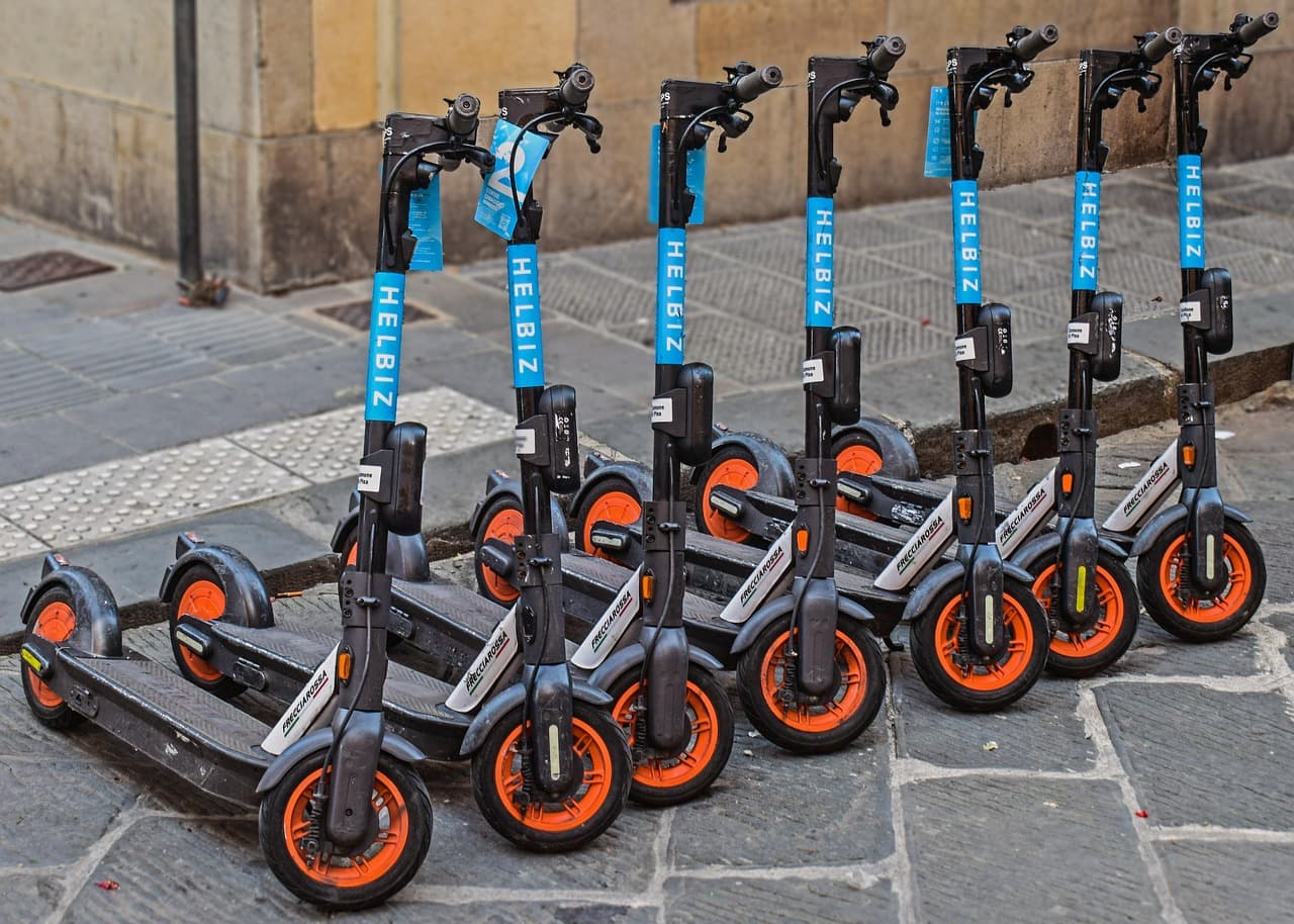 🛴 공용 자전거 도로에 킥보드 세우면 불법인가요?