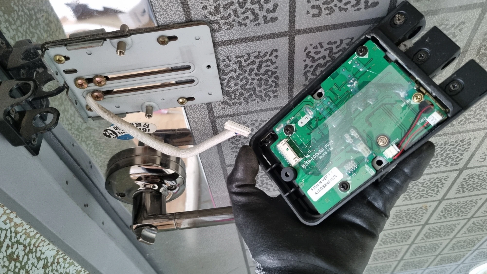 보조키 도어록 뗀 모습