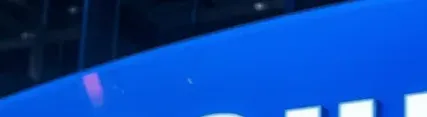 삼성전자 주가 그래프를 가리키며 설명하는 모습