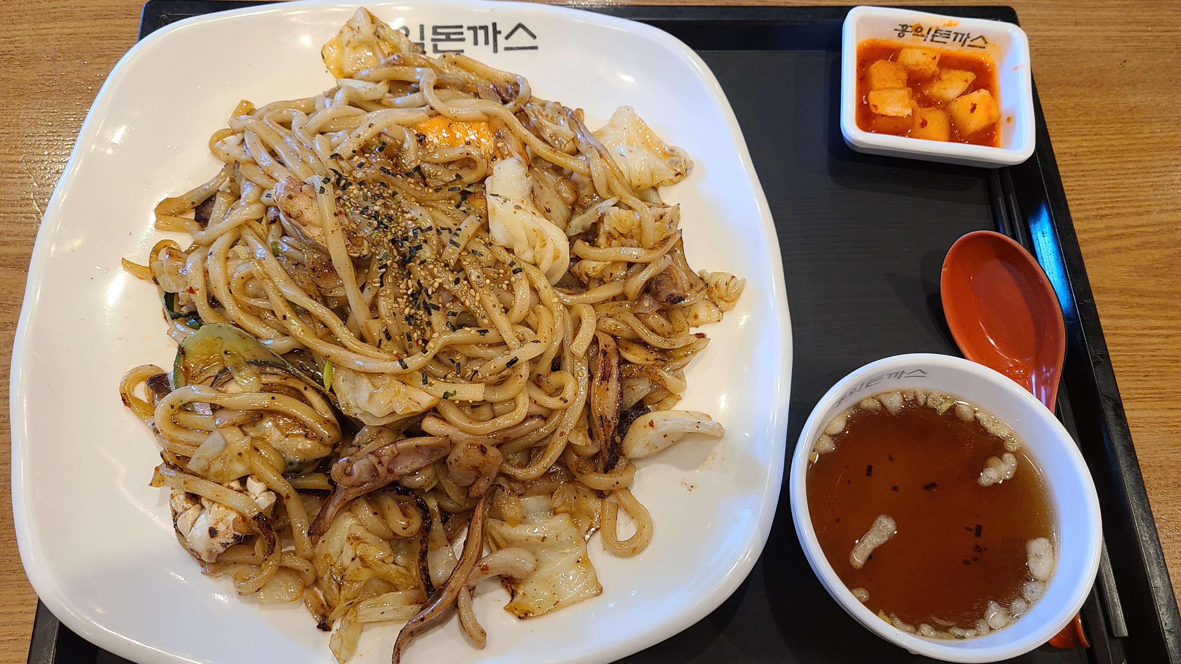 홍익돈까스-송도점-해물볶음우동-매운맛