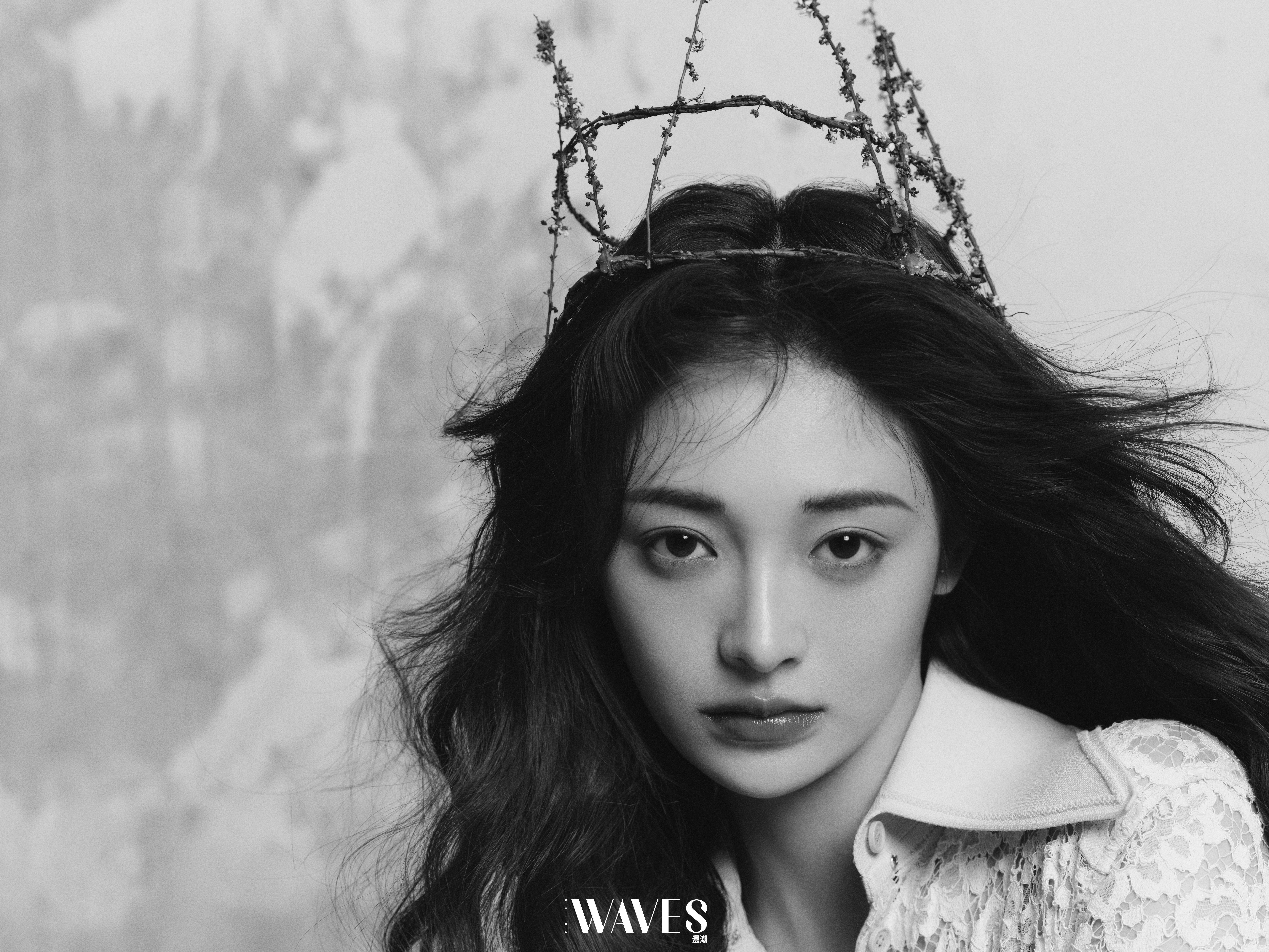화관을 슨 주결경의 게슴츠레한 눈빛