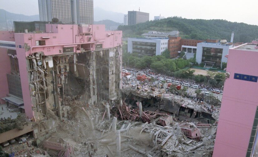 삼풍백화점 붕괴사고 사진입니다.