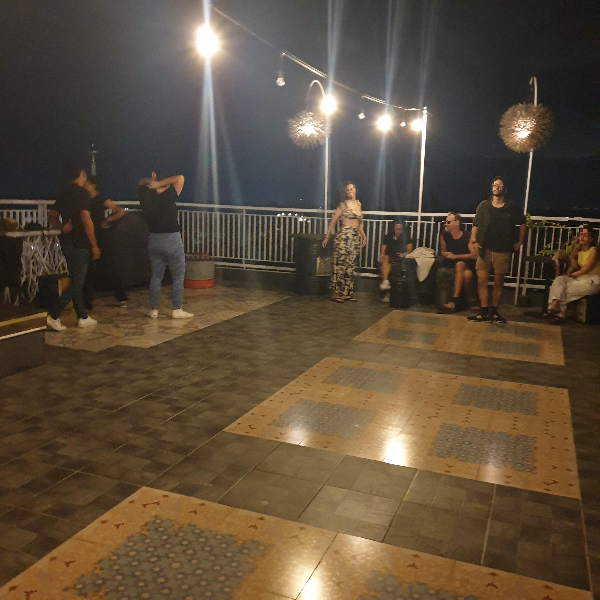 루프톱의 댄스 플로어 공간. 여러 사람들이 음악이 시작되길 기다리고 있다.