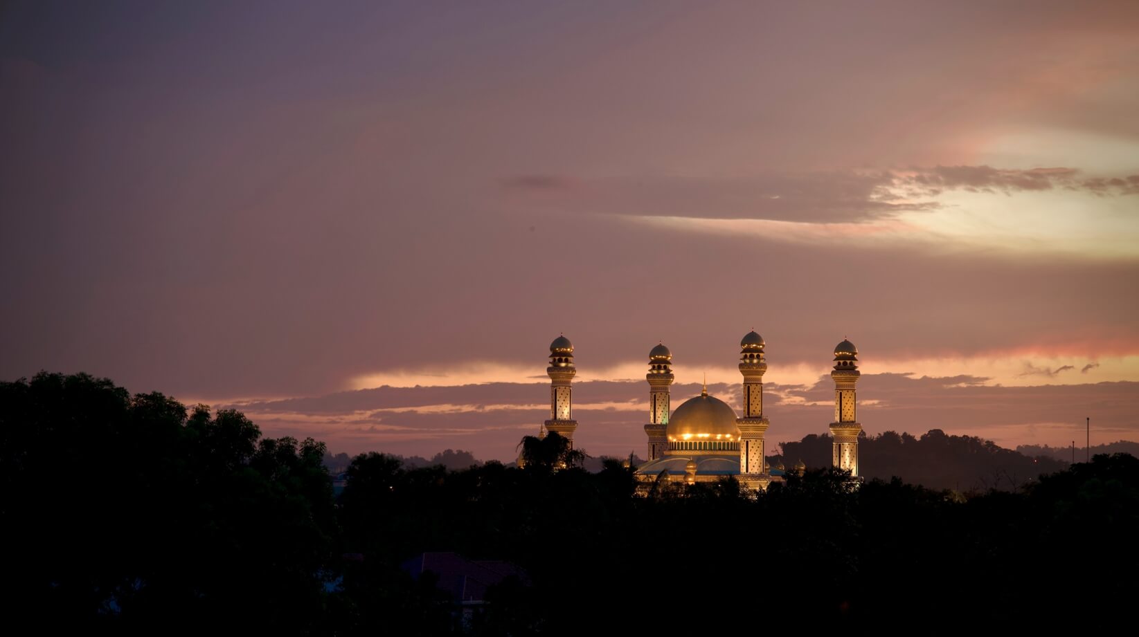 밤에 찍은 브루나이 왕궁 사진
