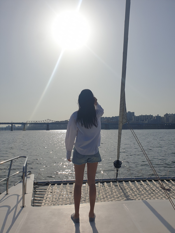 요트-위에-서있는-모습