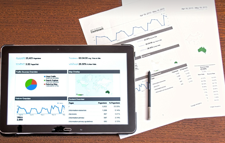 태블릿 컴퓨터에 표시된 각종 그래프