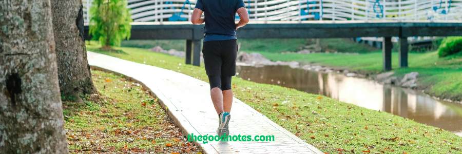 하천-옆-공원-길을-운동으로-걷고-있는-남자
