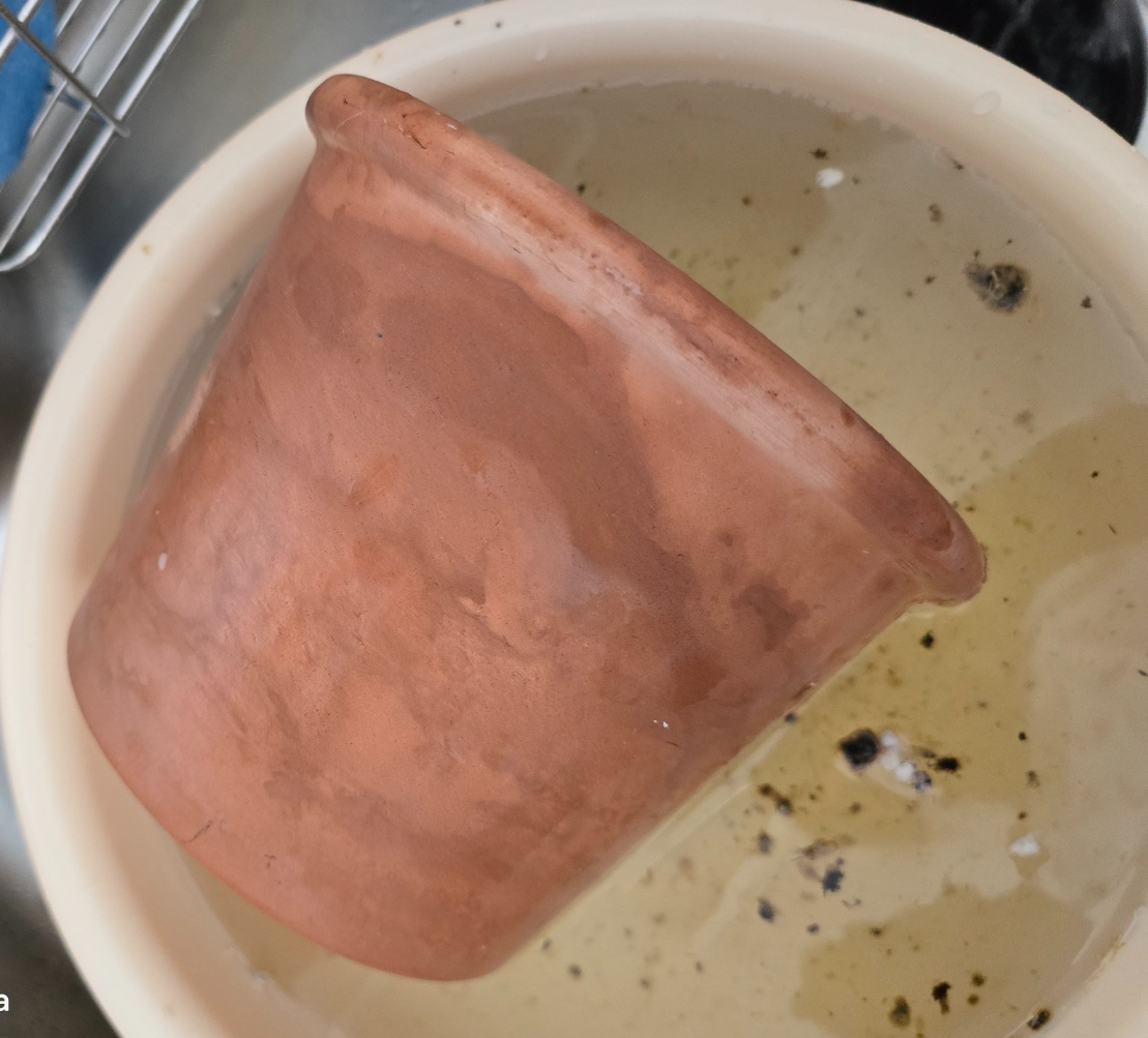 화분전용 수세미로 깨끗이 닦았어요