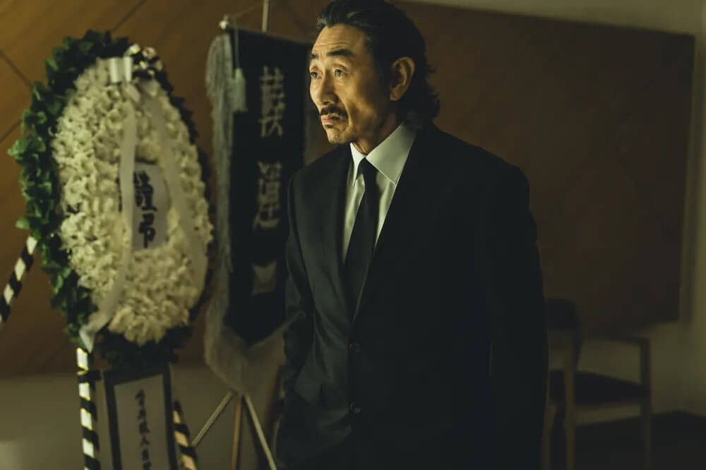 넷플릭스 광장의 허준호의 홍보 포스터입니다. 이주운역으로 카리스마 넘치는 연기를 기대하게 합니다.