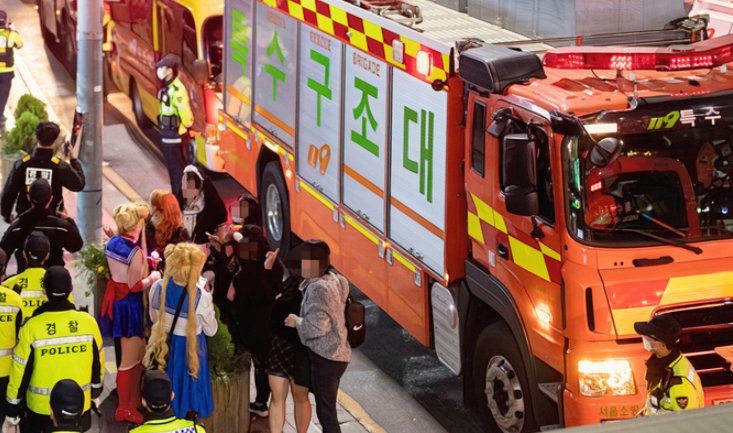 이태원 참사로 희생된 이들과 참사 이후 고통 속에서 세상을 떠난 소방관 박흥준 대원, 또 다른 동료 소방관, 그리고 고등학생 이재현 군의 넋을 깊이 애도합니다. 그들이 겪었던 두려움과 죄책감, 그리고 끝내 감당할 수 없었던 고통을 기억하며, 남겨진 유가족과 동료들에게도 진심 어린 위로를 전합니다. 이들의 죽음이 헛되지 않도록 사회가 함께 책임을 나누고, 안전과 치유의 제도가 마련되기를 기원합니다.