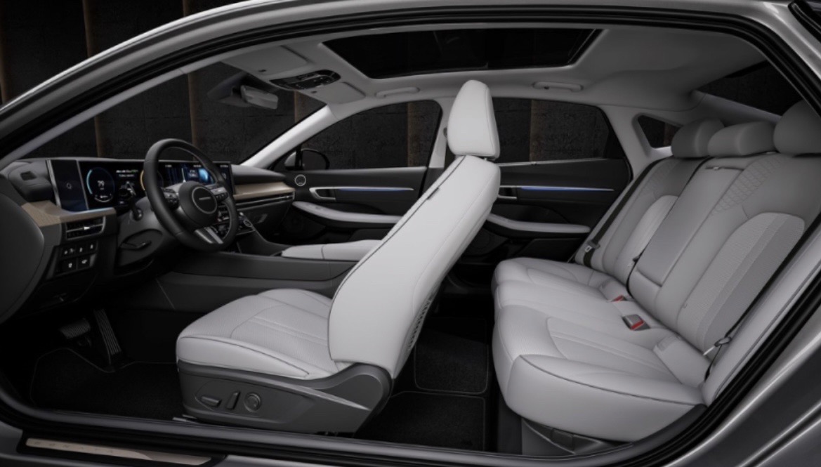 좌석시트-앞뒤열-간격을-가늠해볼수있는-사진이며-성인-무릎까지는-충분히-뻗을수있어-보입니다.