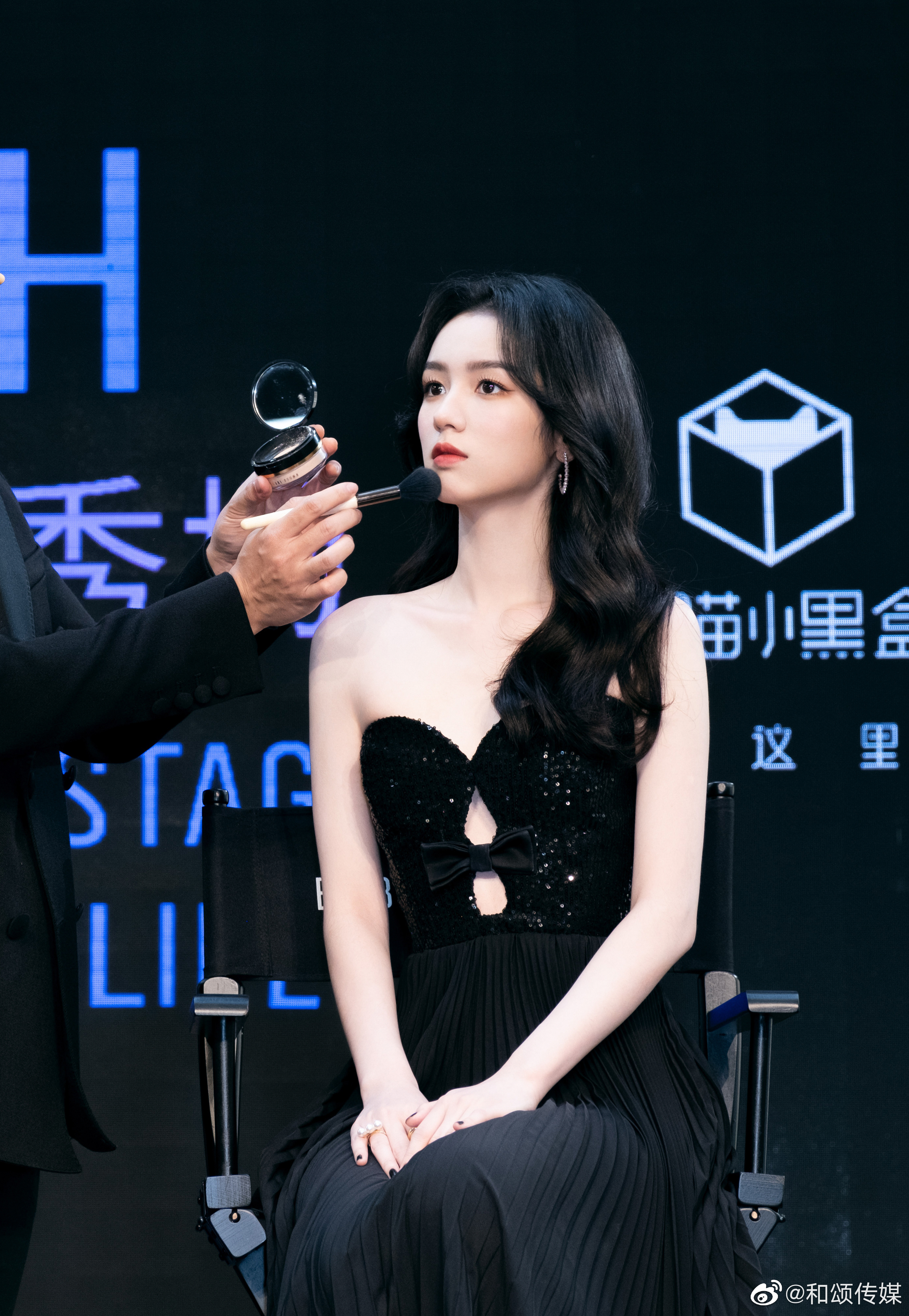 메이크업을 받는 저우예