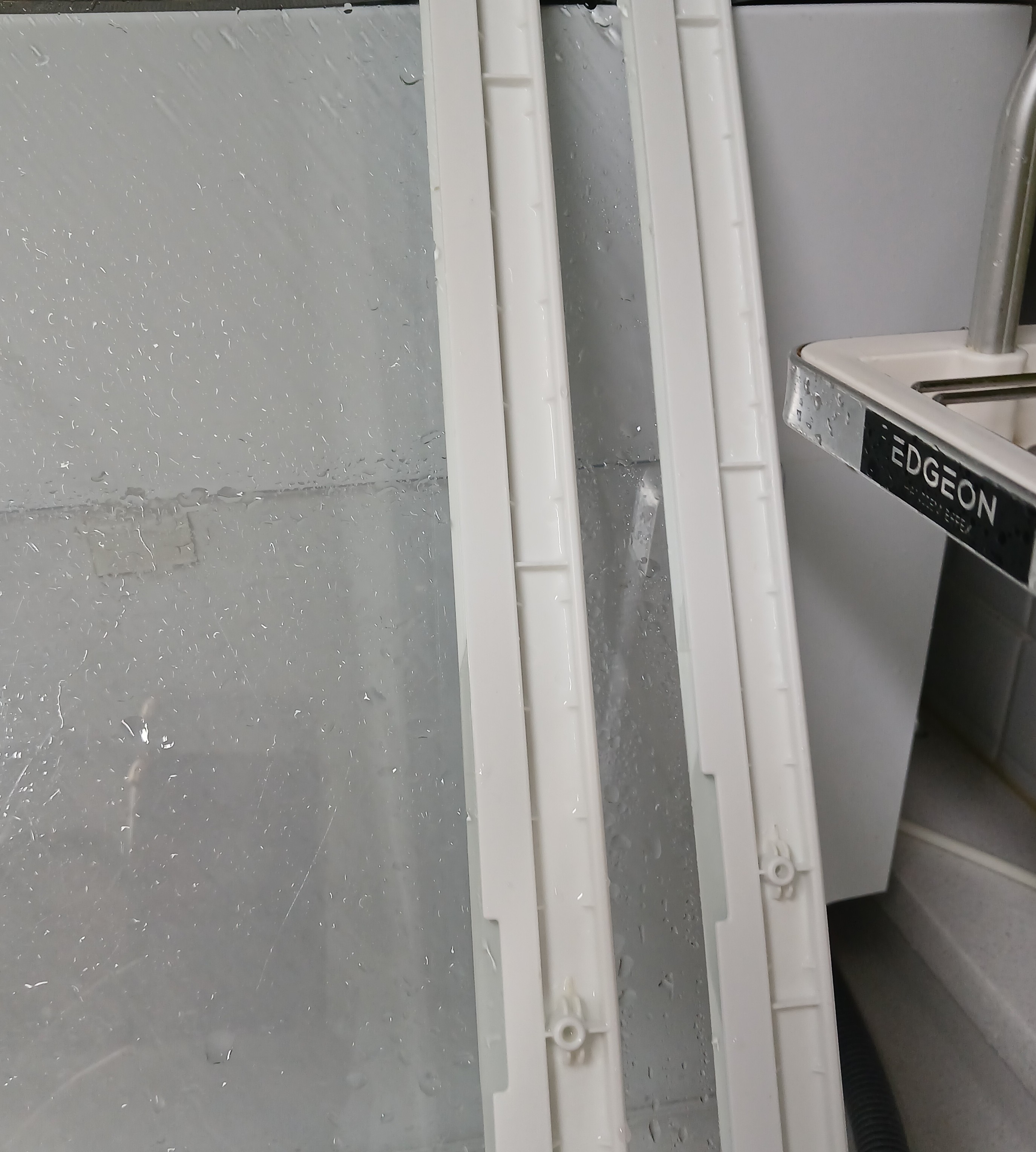 물로 시원하게 세제를 씻어낸 후, 틈새까지 하얗고 깨끗해진 냉장고 선반의 모습