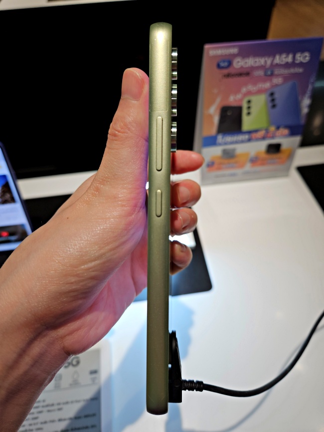 갤럭시A54의 옆면 모습입니다.