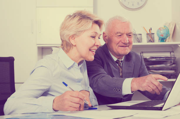 중장년 재취업 바우처 최대 200만 원 받는 법