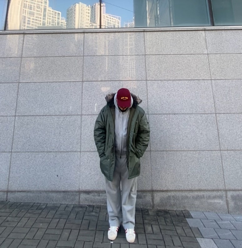 데일리룩('25.12.26.)로스코 N-3B 패딩 스노클 파카, 윅 NEWYORK USA 워싱 빈티지볼캡, 토피 후드티 집업, 토피 벌룬 와이드팬츠, 아디다스 슈퍼스타 82 레드