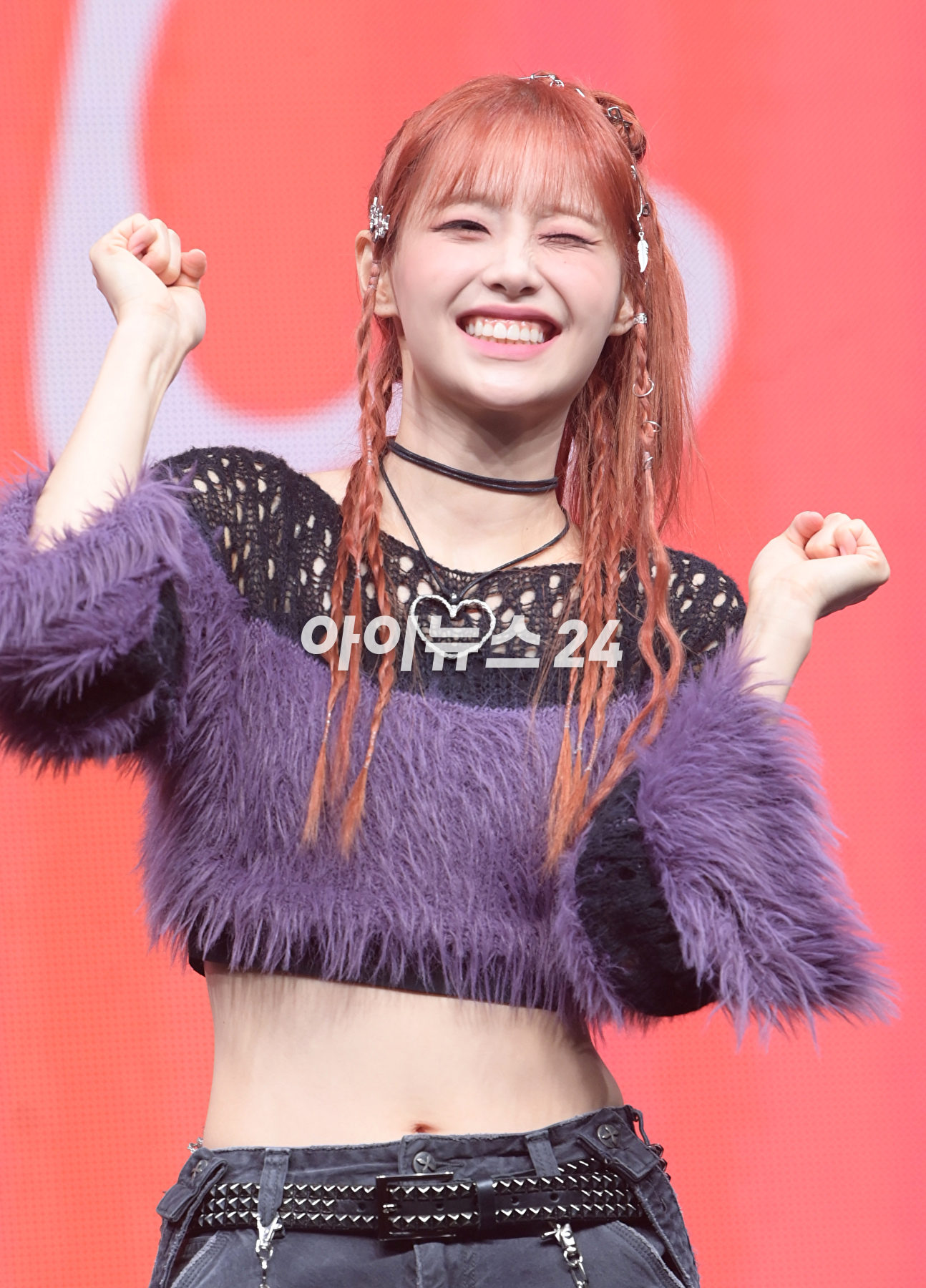 가수 츄가 18일 오후 서울 광진구 예스24라이브홀에서 열린 츄(CHUU) 첫 번째 미니앨범 '하울' 발매 기념 쇼케이스에서 타이틀곡 '하울' 무대를 선보이고 있다. [사진=정소희 기자]