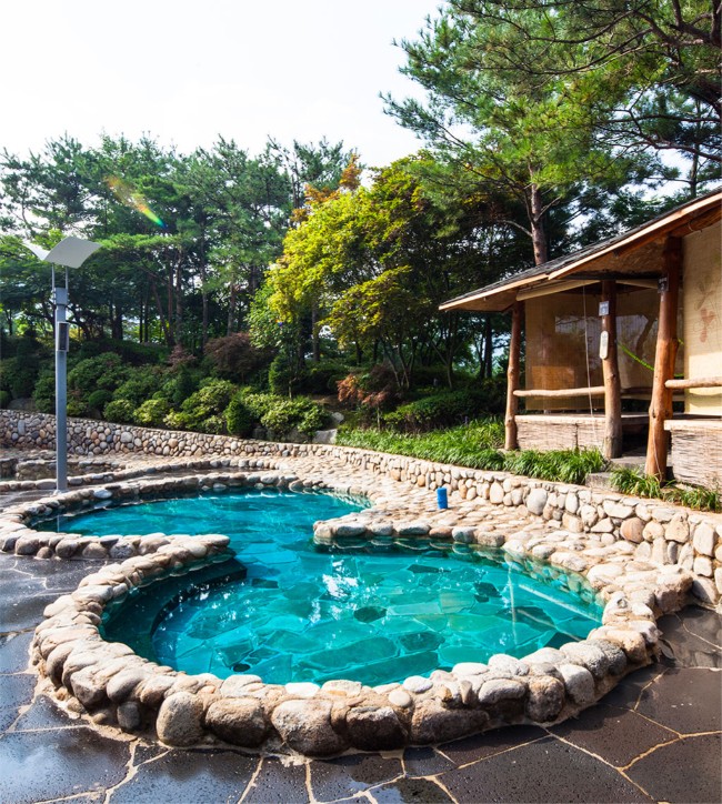 온 가족이 즐길 수 있는 수상 놀이시설 