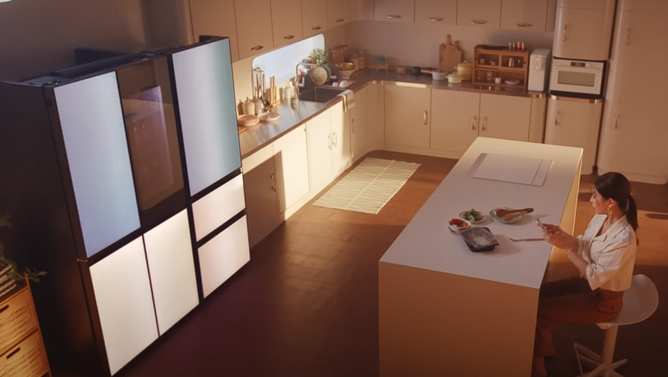 LG ThinQ 냉장고와 삼성 비스포크 냉장고를 비교하는 차트와 제품 이미지