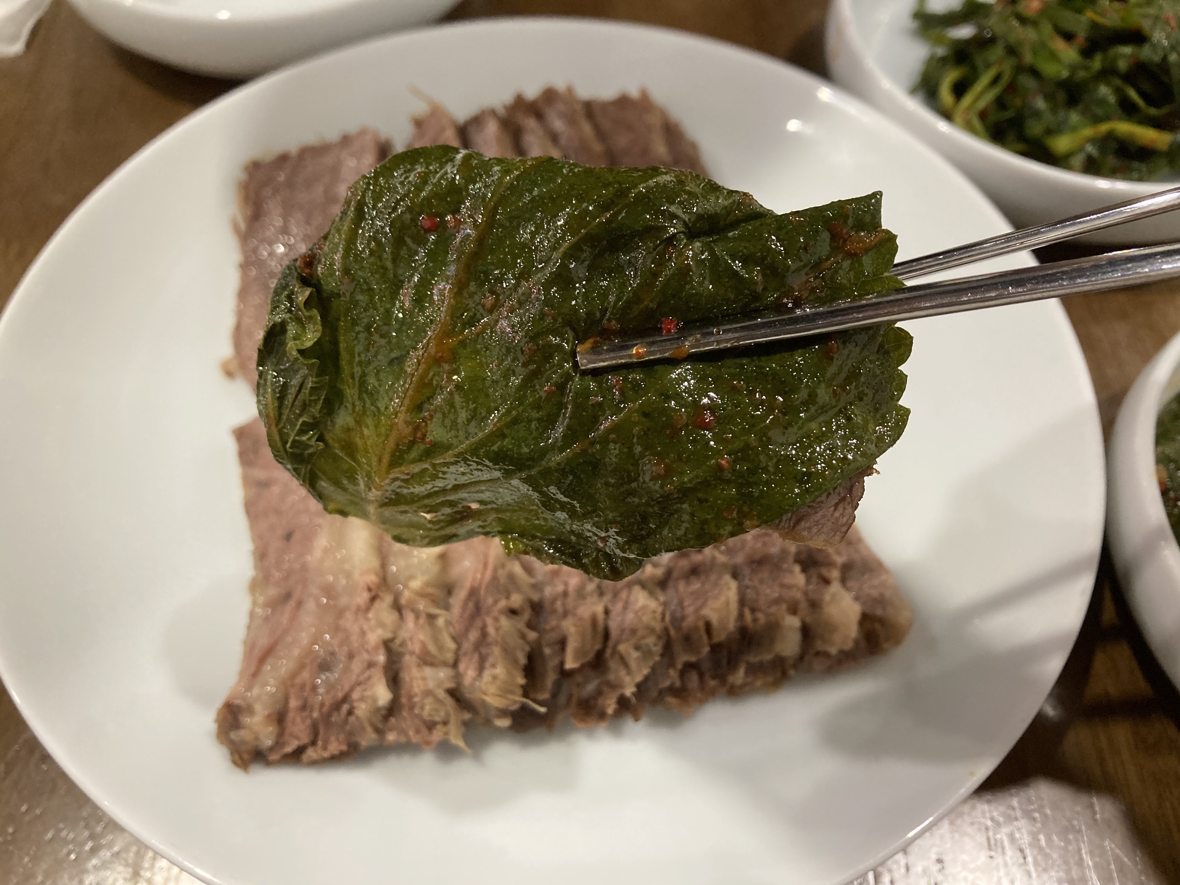 안동국시 수육 한점을 넣은 깻잎 쌈입니다.