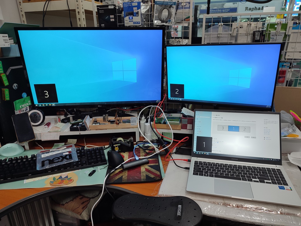 USB C to HDMI 변환 젠더와 케이블를 이용해서 모니터 출력 확인 중