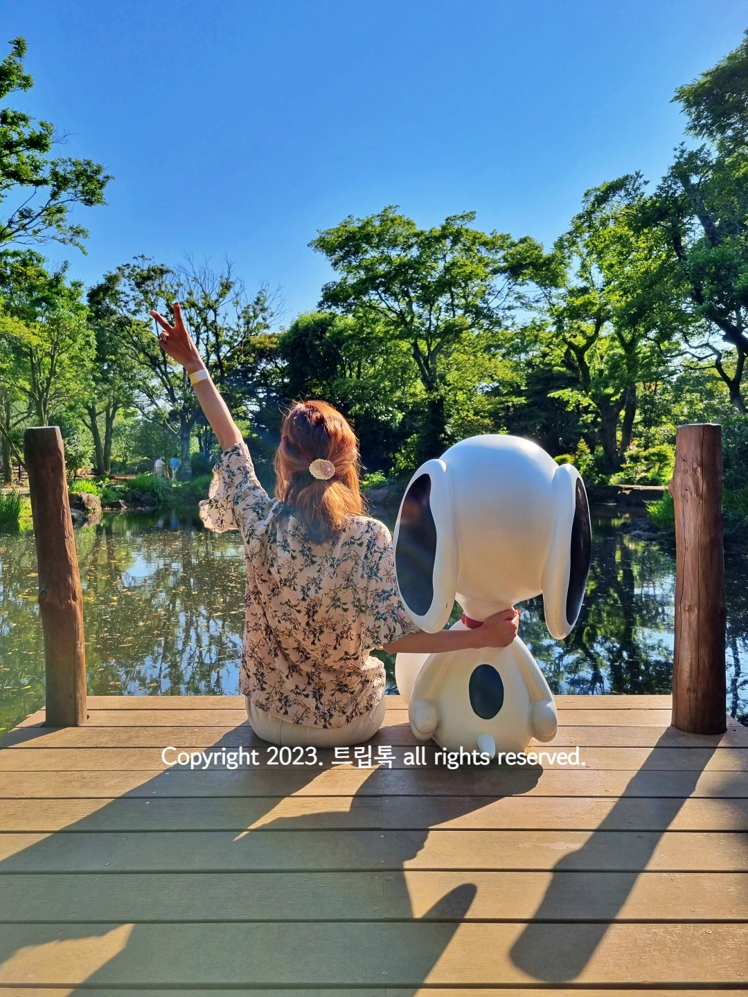 호숫가의 스누피 뒷모습