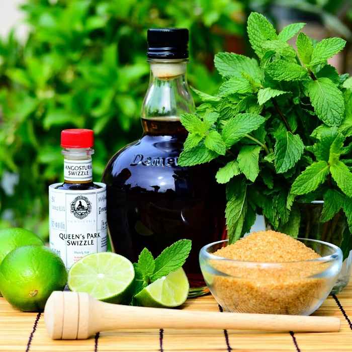 퀸즈 파크 스위즐 재료 - 데메라라 럼, 안고스투라 비터스, 신선한 민트와 라임