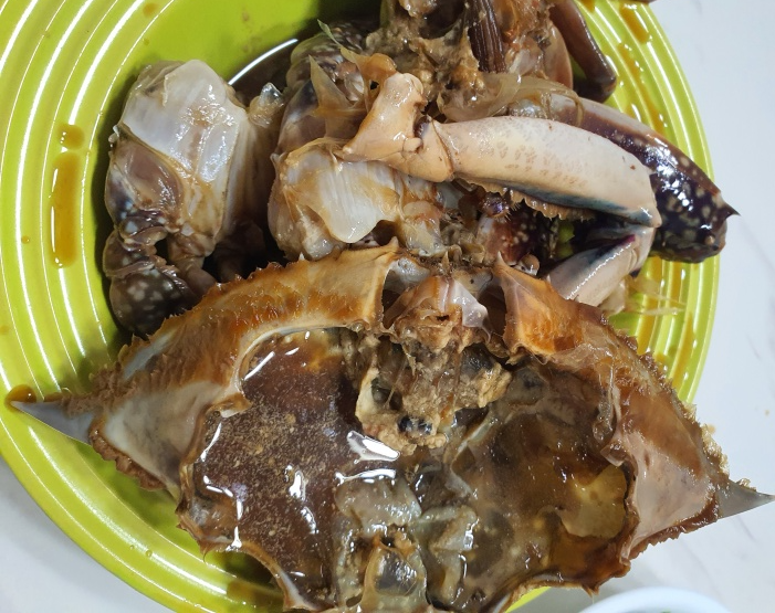 접시에-담겨있는-게장