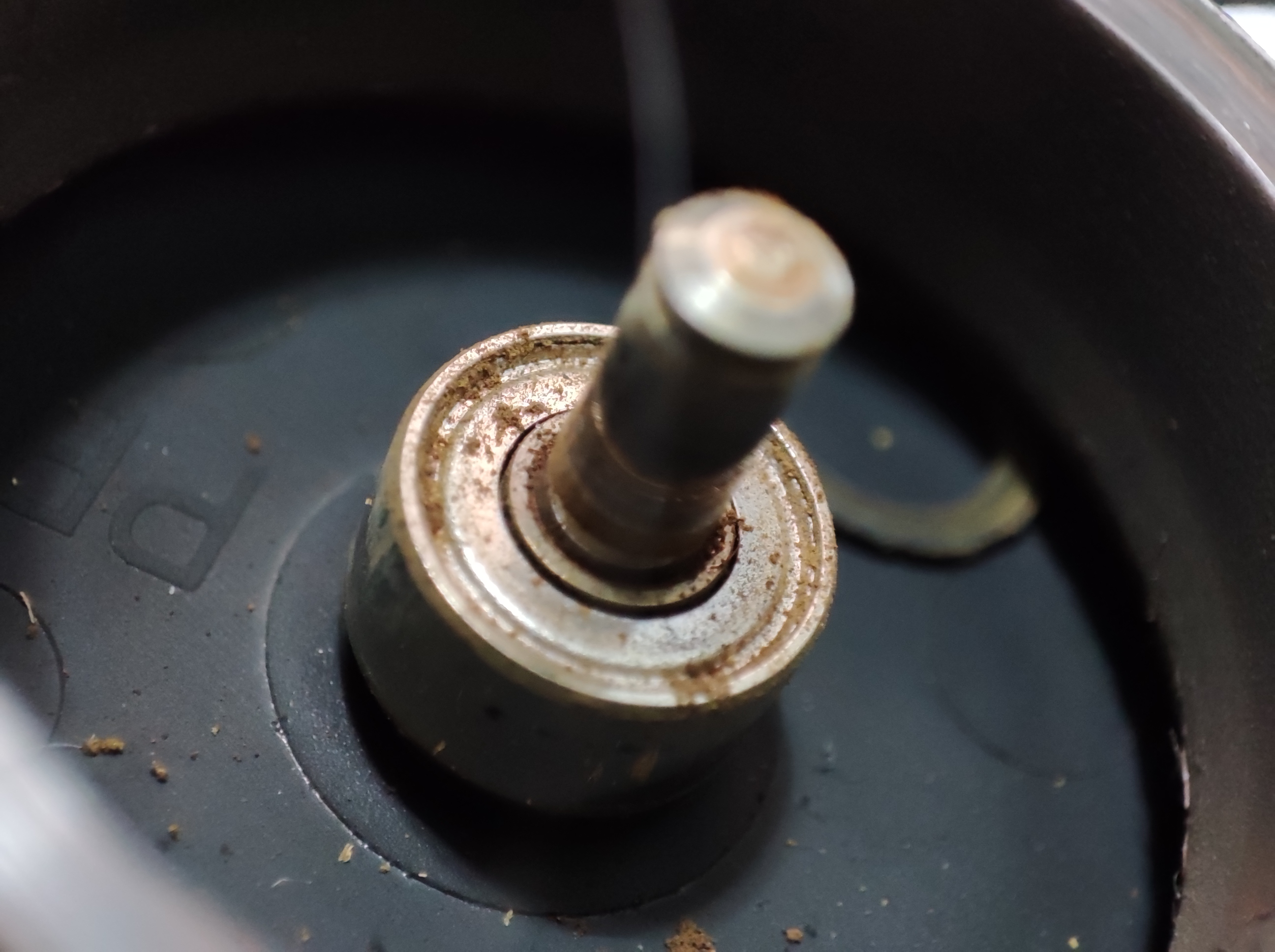 중심 축에 기름 찌꺼기 가루가 남았네요.