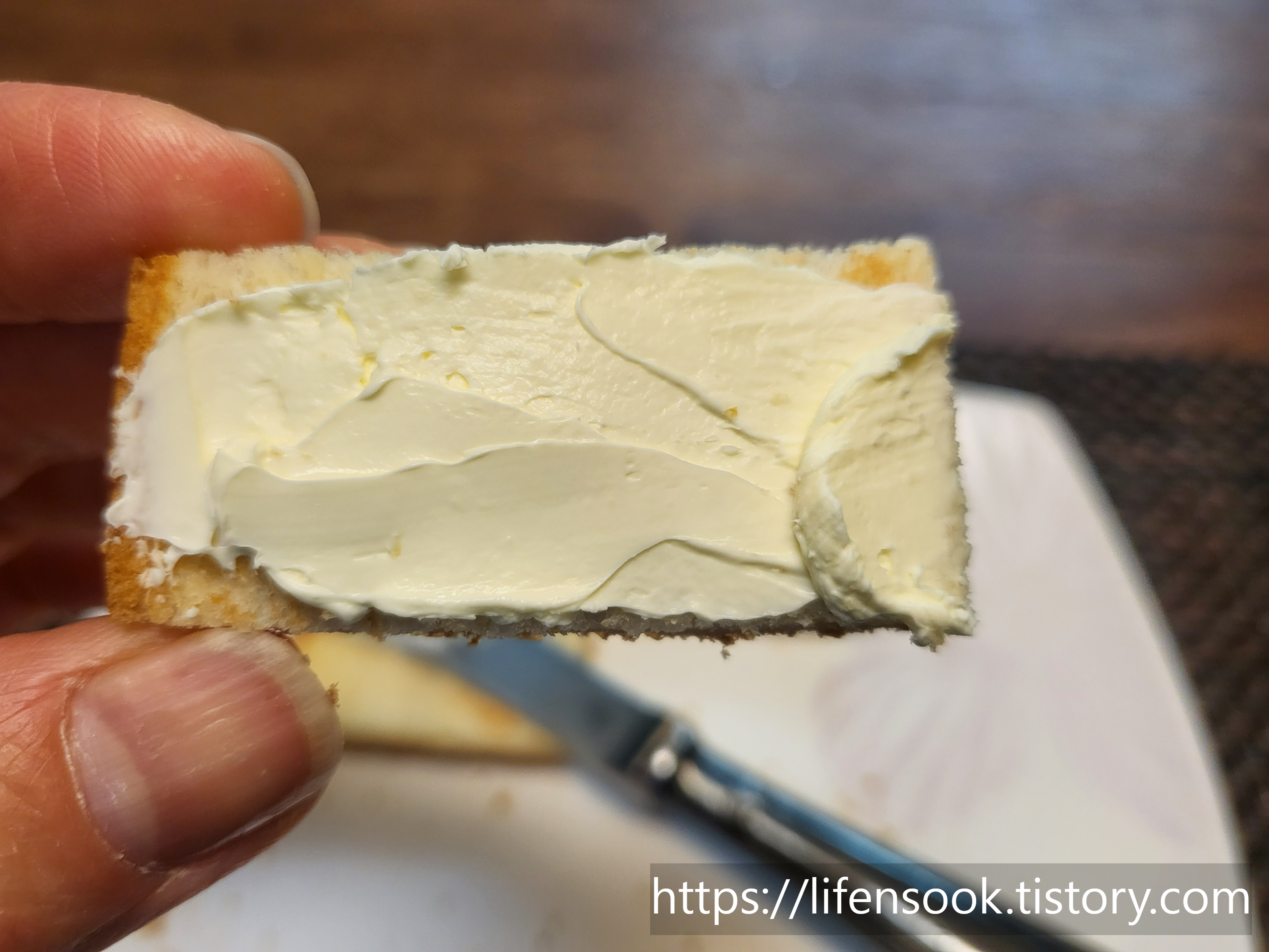 클로티드 크림 바른 식빵