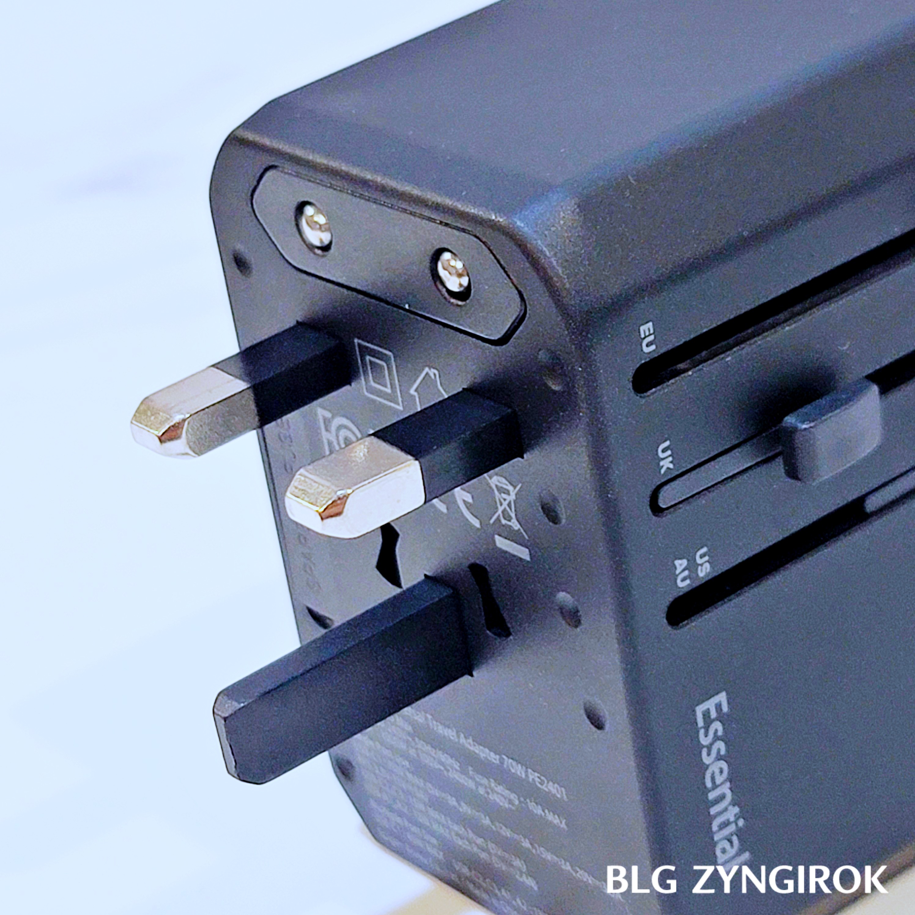 슈피겐 여행용 어댑터 - 콘센트 모습이다.