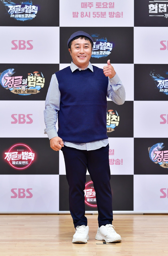 김병만이 SBS '정글의 법칙' 제작발표회에서 포즈를 취하고 있다. [사진=SBS]