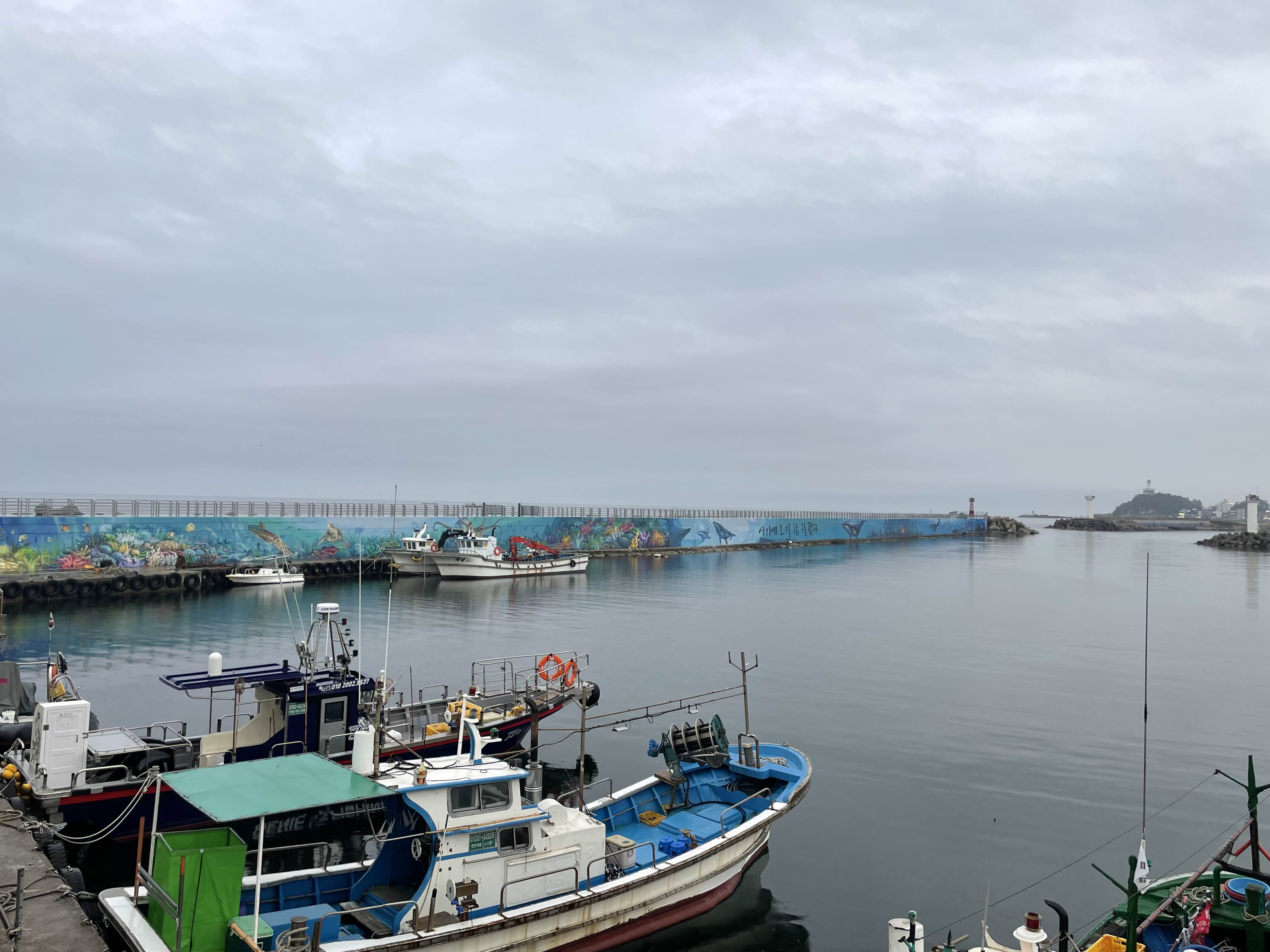 바다 위의 배들과 방파제