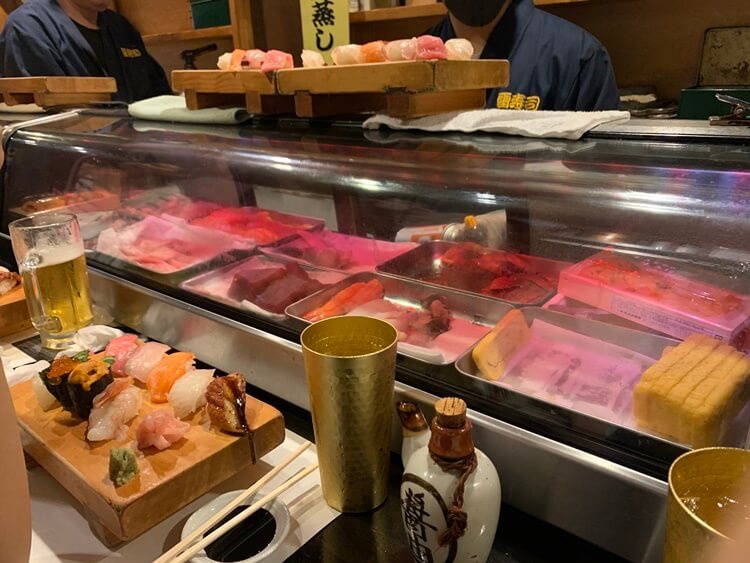 정육점 같이 빨간 조명에 모여있는 횟감들