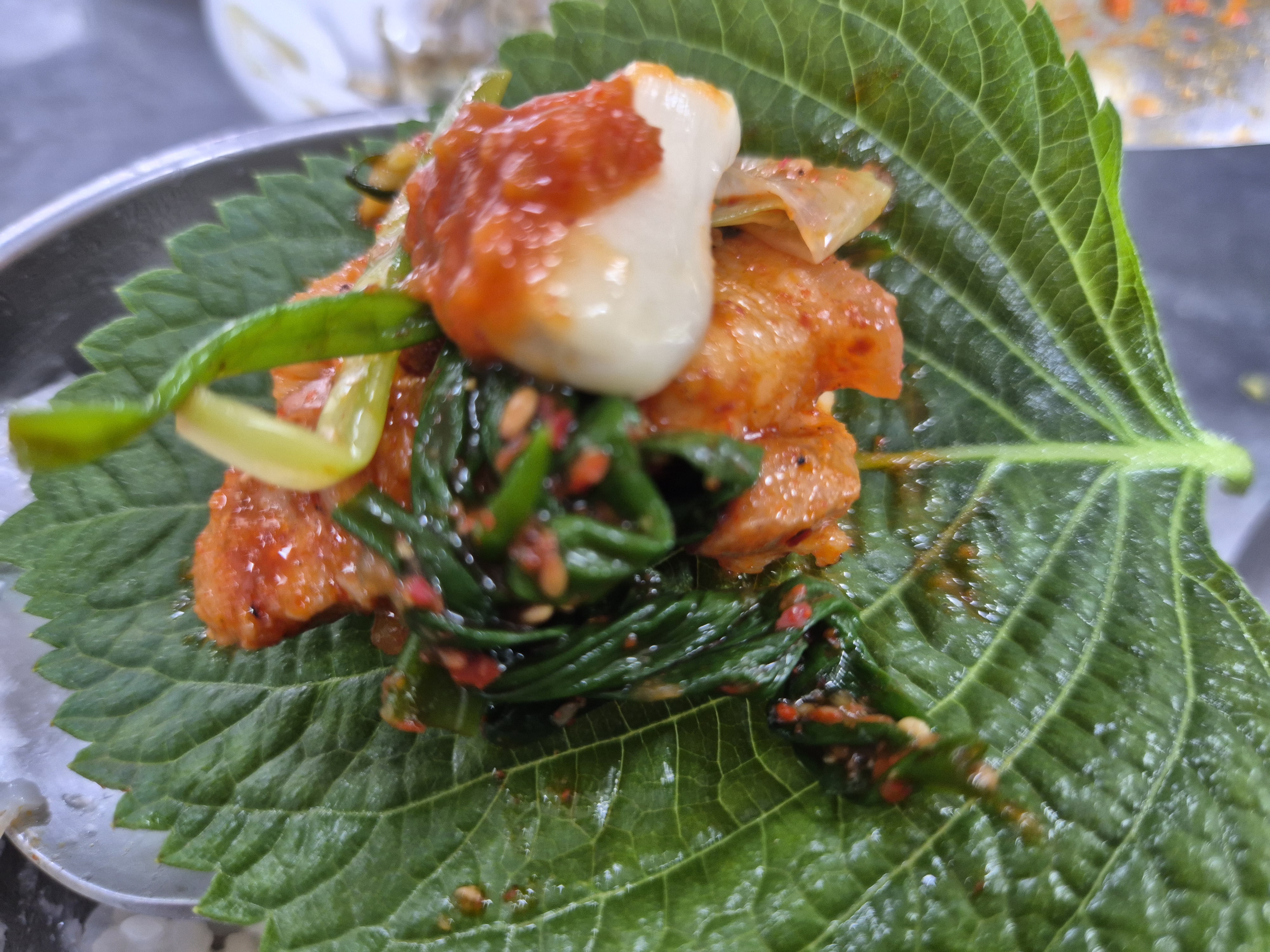 깻잎쌈에다 돼지두루치기 고기 한 점