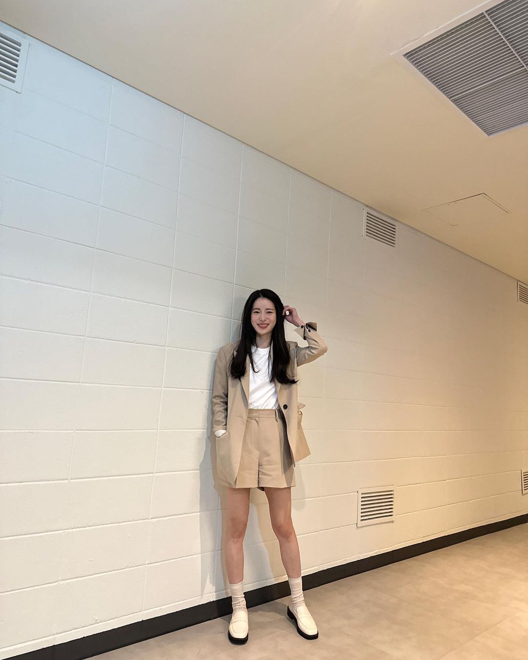 여름을 예고하는 임지연 베이지 패션