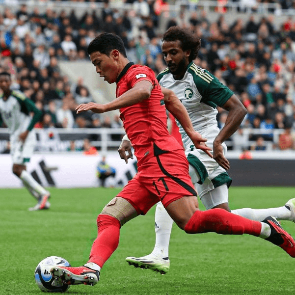 황의조가 드리블하는 모습