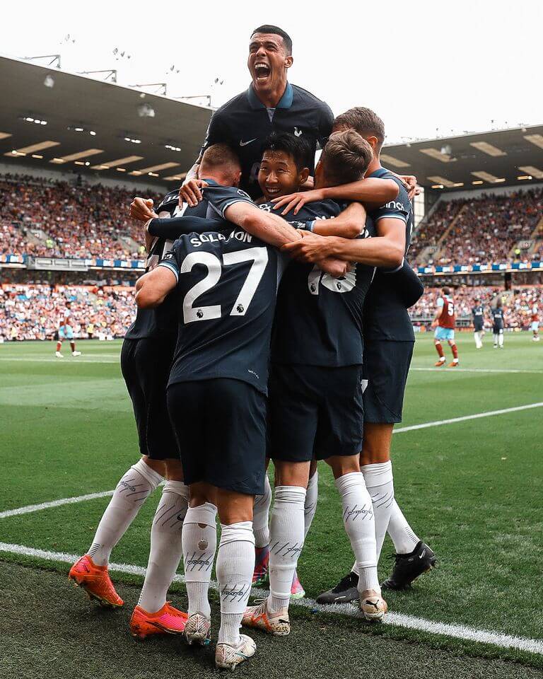 손흥민 해트트릭 후 동료들과 세리머니