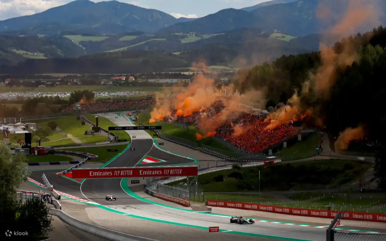 포뮬러 1 오스트리아 그랑프리 2026 티켓 VVIP 챔피언스 클럽 패키지를 놓칠 경우, 다시는 경험할 수 없는 레드불 링 서킷의 좁은 시가지 도로를 질주하는 머신과 주황색 연기가 피어오르는 열광적인 관중석의 절경