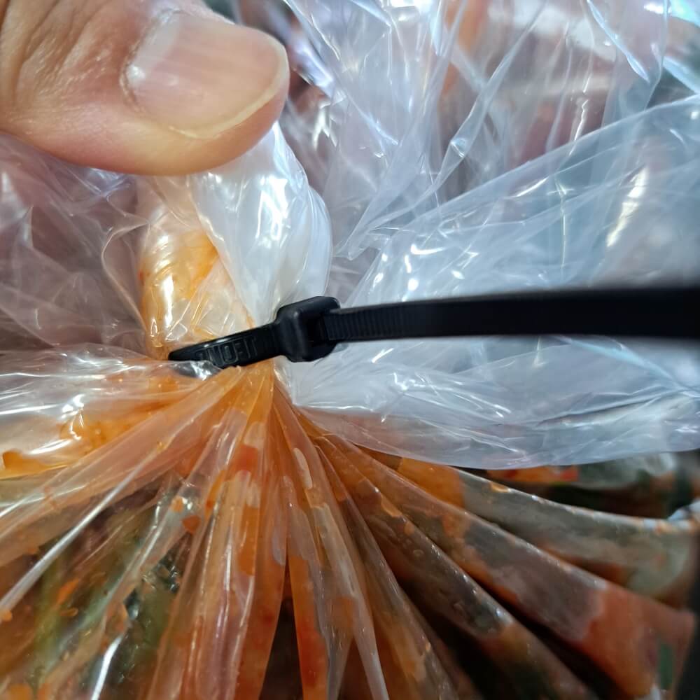 김치에 묶여있는 케이블타이