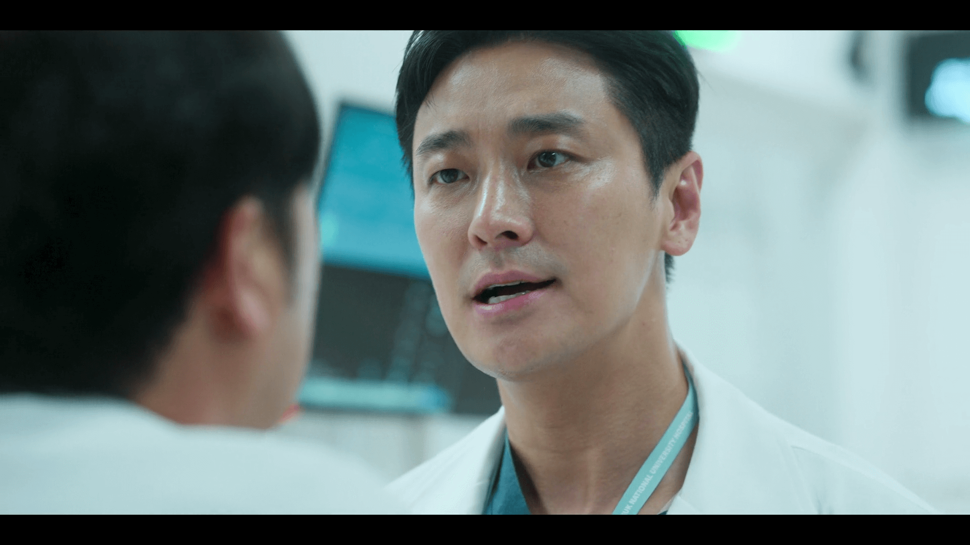 넷플릭스 드라마 '중증외상센터' 4화 - 교통사고로 실려온 한유림 과장의 딸을 수술하기 위해 책임을 다하겠다고 대답하는 백강혁 의사.