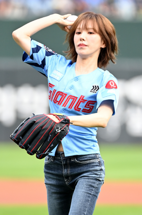 레드벨벳웬디사직역전승요정,웬디 시구,사직 야구장 롯데자이언츠,롯데 자이언츠 역전승,승리 요정 웬디,2025 크러시 페스티벌