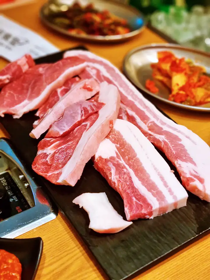 서초 반포 식당 묵은지 관자 돼지 삼합 솥뚜껑에 구운 흑돼지 맛있으면 0칼로리 맛집 추천