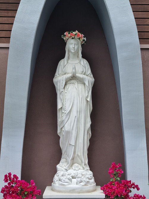 서울 신대방동성당에 있는 성모님 상 사진입니다. 예쁜 장미화관을 머리에 쓰신 모습이 아름다웠습니다.