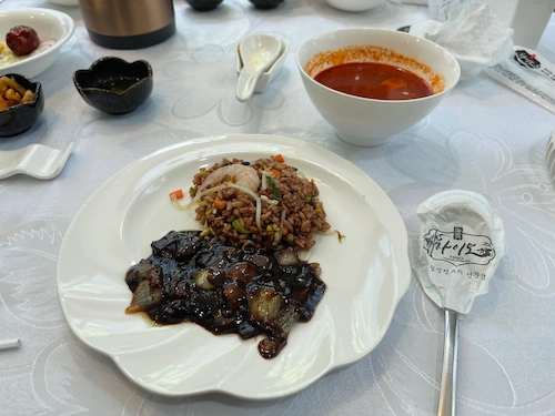 하이보 코스요리&#44; 마지막 메인 요리는 볶음밥과 짜장면을 정할 수 있는데 볶음밥을 정했다.